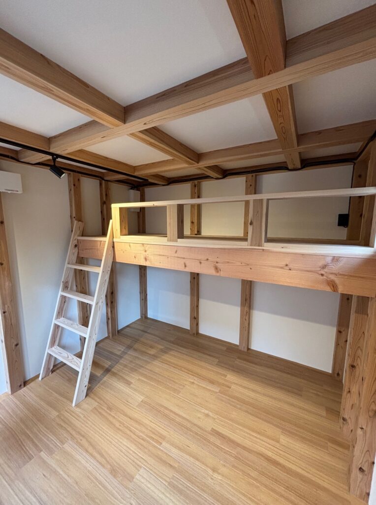 ロフト設置で書斎兼寝泊り用に！